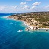 קו החוף הסלעי של קפריסין מלמעלה - ביטוח נסיעות לקפריסין
