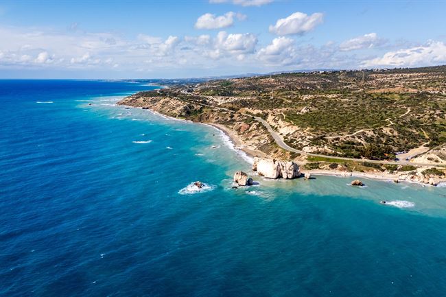 קו החוף הסלעי של קפריסין מלמעלה - ביטוח נסיעות לקפריסין